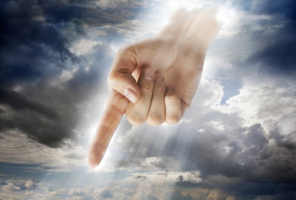 Женская рука тянется к небу