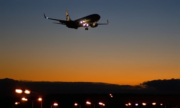 Самолет в ночном небе