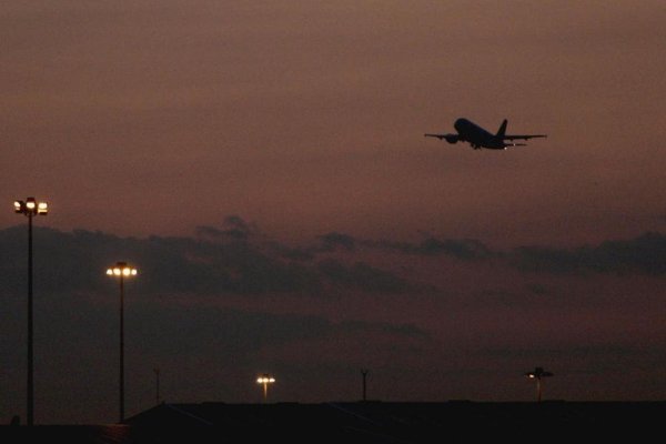 Самолет в ночном небе