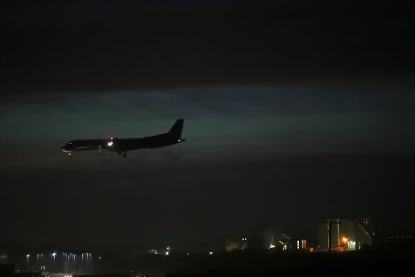 Самолет в небе ночью