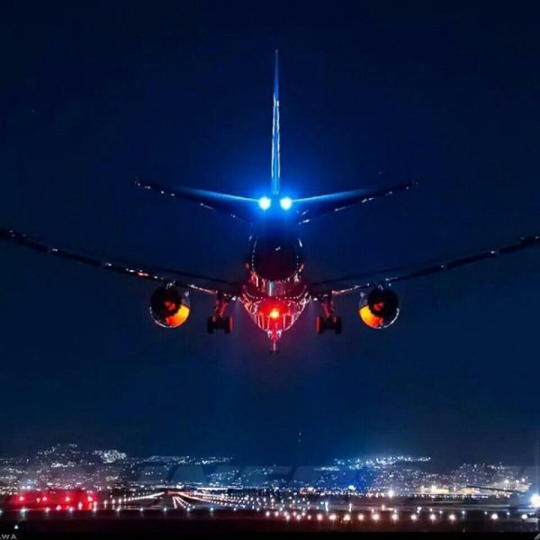 Самолет ночью