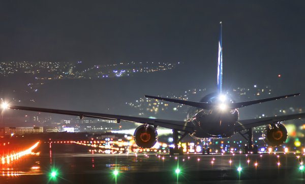 Самолет взлетает