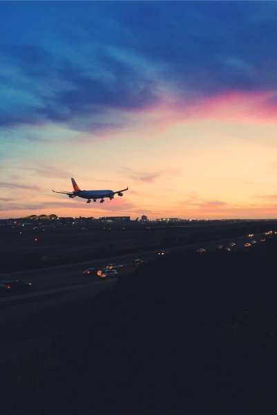 Самолет в небе ночью