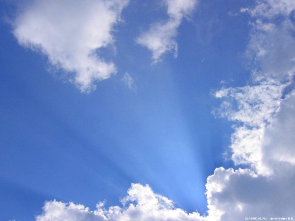 Голубое небо с лучами солнца