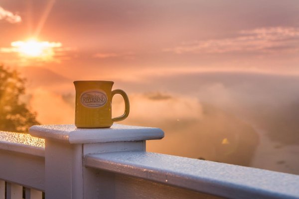 Чашка кофе на берегу моря с добрым утром