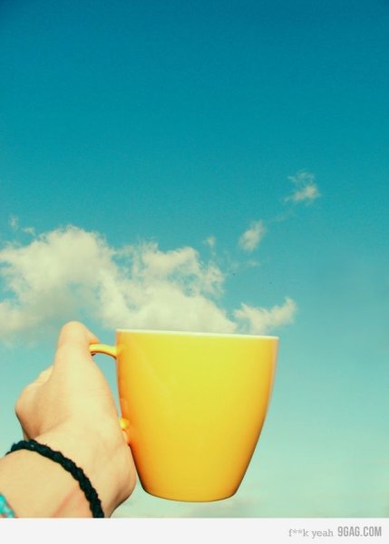 Чашка кофе на море