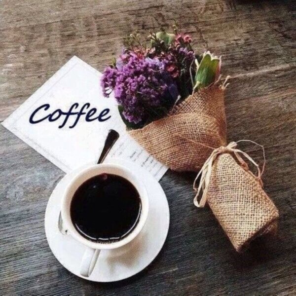 Чашка кофе на фоне города