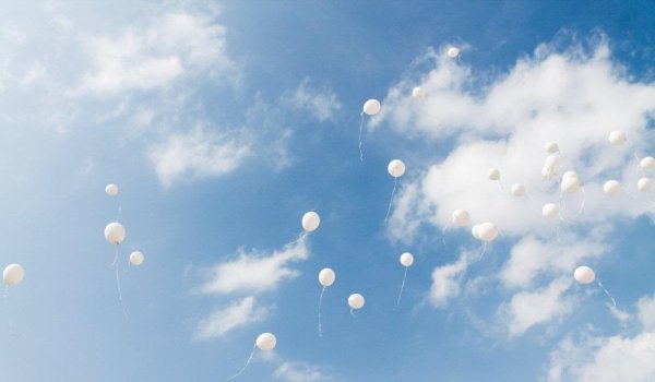 Белые шары воздушные в небе