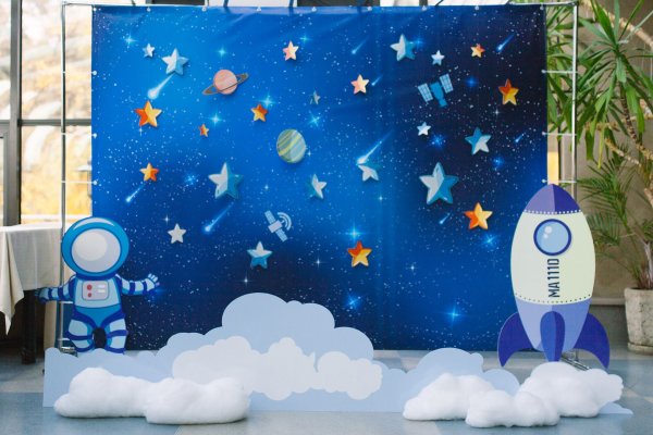 Украшение зала в космическом стиле