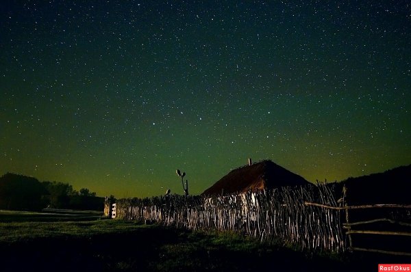 Красивое ночное небо в деревне