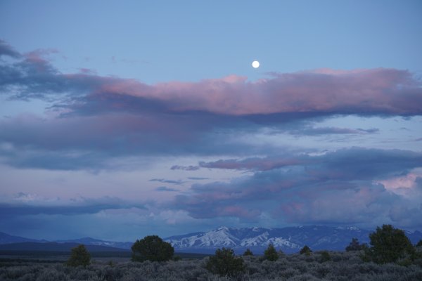 Вечернее сумеречное небо с облаками