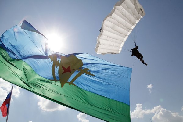 Парашют в небе