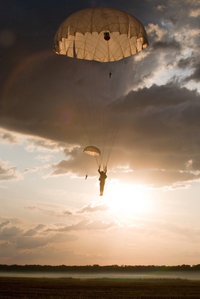 Парашютисты в небе