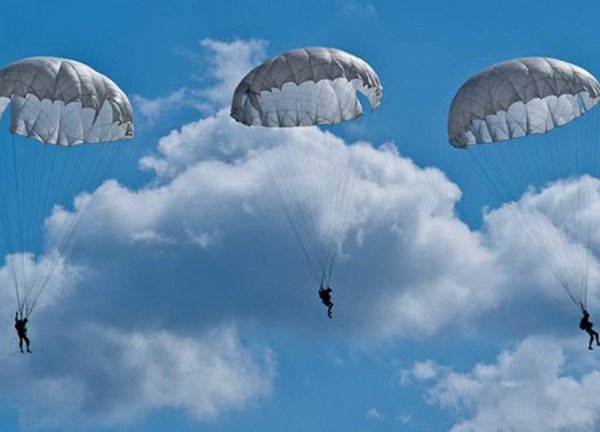 Парашютист военный