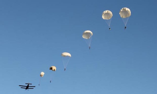 Парашют в небе