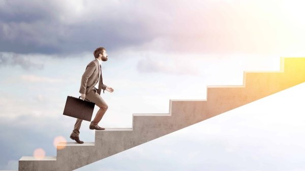 Девушка уходит в небо