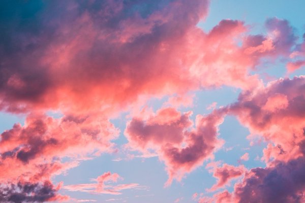 Розовое небо с облаками