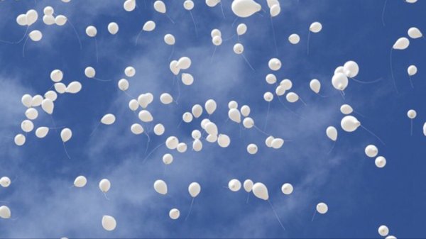 Белые шары воздушные в небе