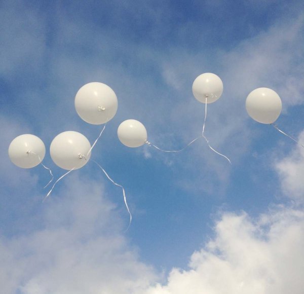 Летающие белые шары