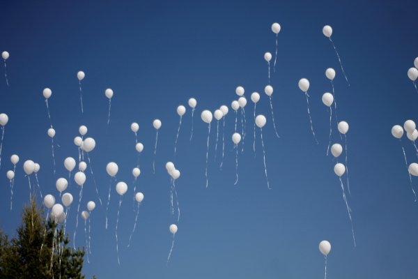 Белые шары воздушные в небе