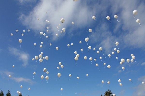 Белый воздушный шарик