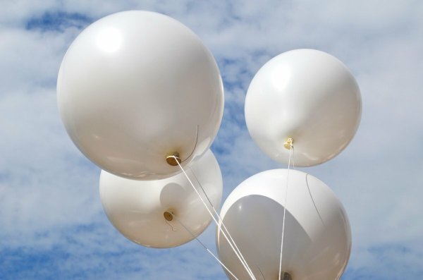 Белые шары в небе