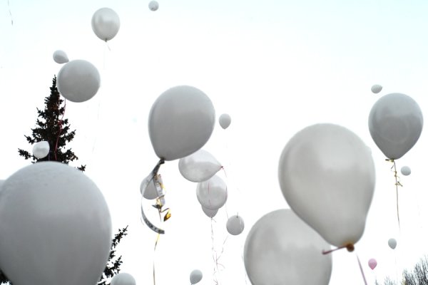 Запуск белых шаров в небо