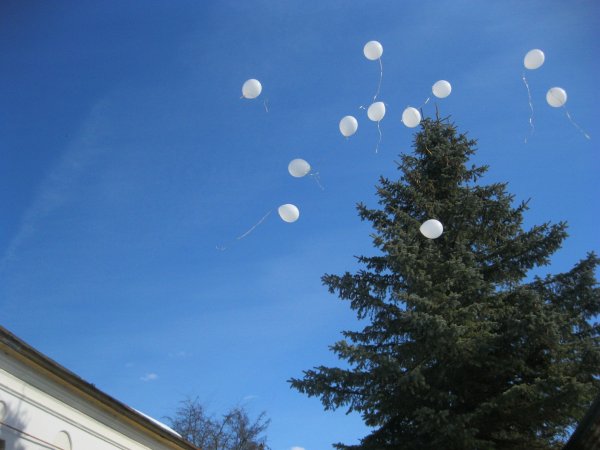 Белые шары в небе