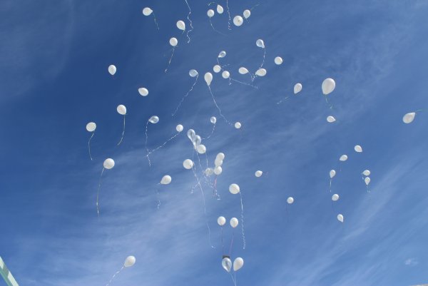 Белые шары в небе