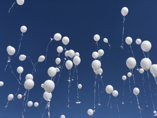 Белые шары в небе