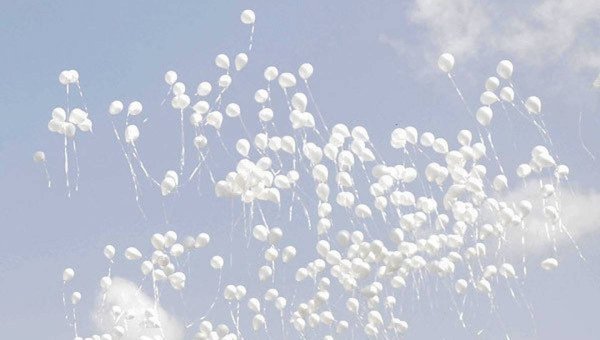 Белые шары в небе