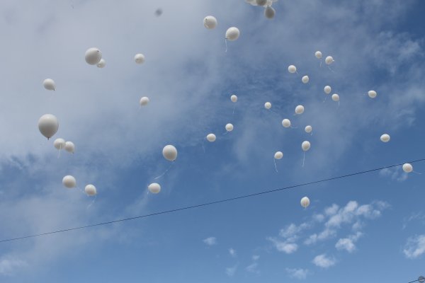 Красный воздушный шарик в небе