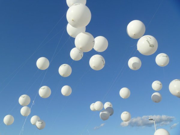 Белые шарики в небе