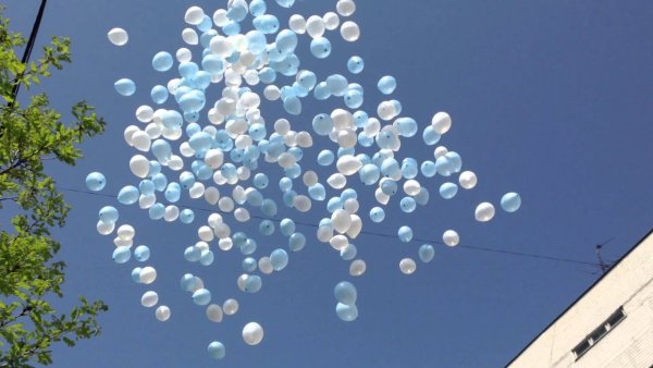 Белые шары воздушные в небе