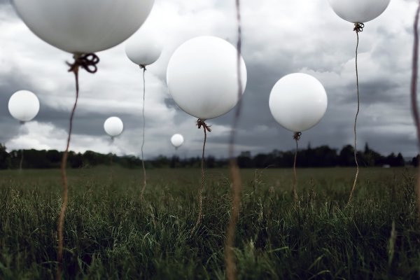 Белый воздушный шар в небе