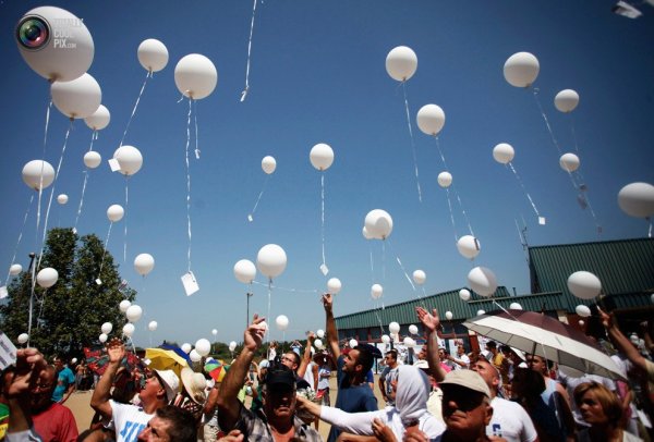 Белые шары воздушные в небе