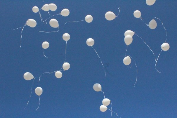 Белые шарики в небе