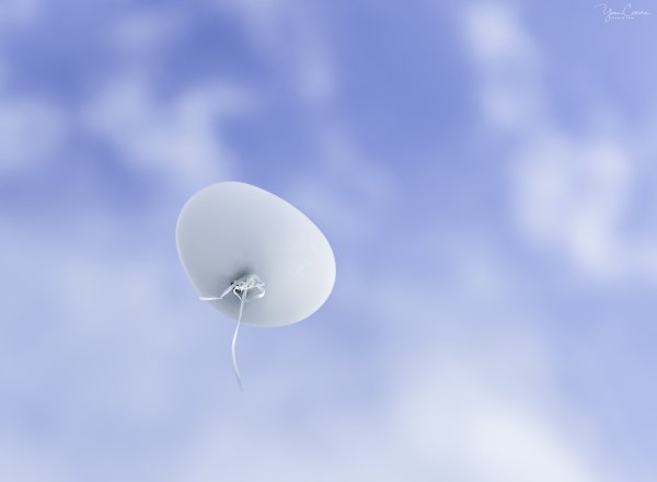 Черный воздушный шарик в небе