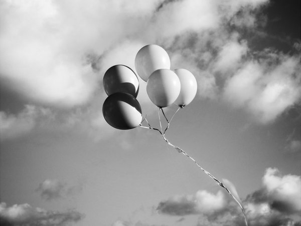 Серебристый шар в небе