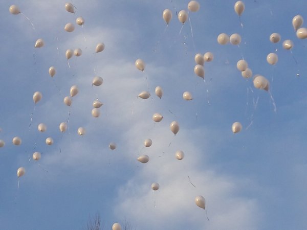 Голубые шары в небе