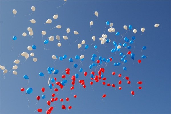 Белые шары в небе