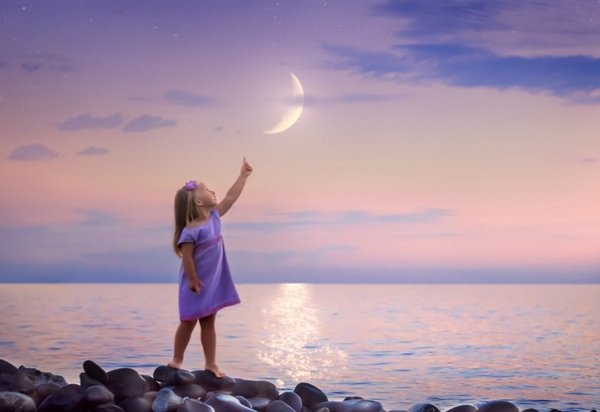 Девушка тянется к небу