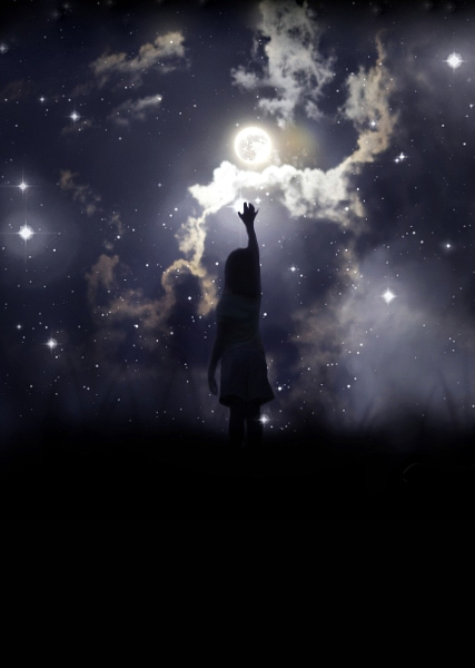 Тянет руки к небу