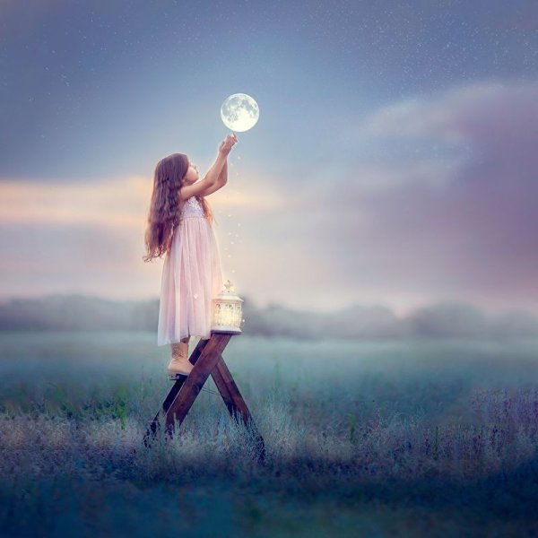 Девочка тянется к небу