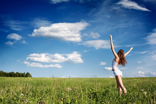 Девушка тянется к небу