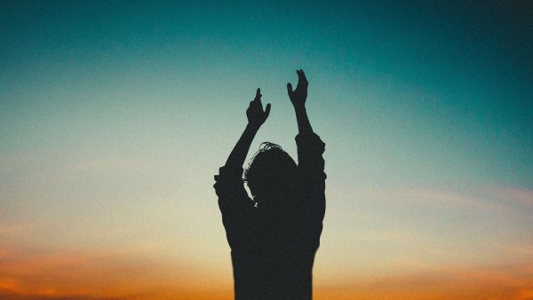 Девушка тянется к небу