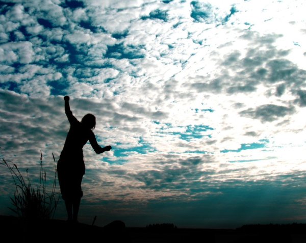 Девушка в небесном платье