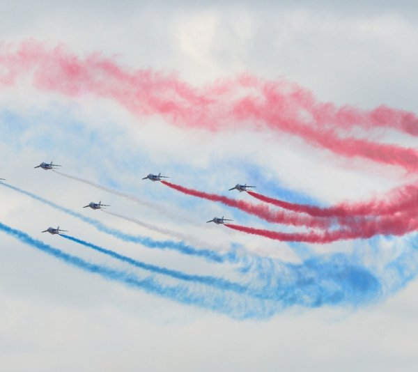 Самолёт в небе рисунок