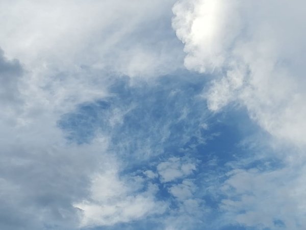 Безоблачное небо осенью