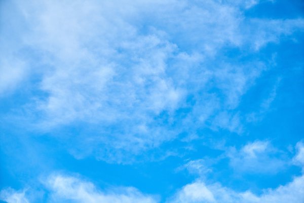 Голубое небо с облаками